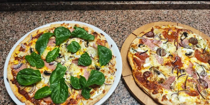 Jedna nebo dvě pizzy podle výběru z 22 druhů, možnost odnosu s sebou