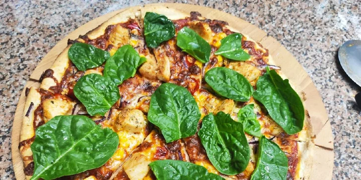 Jedna nebo dvě pizzy podle výběru z 22 druhů, možnost odnosu s sebou