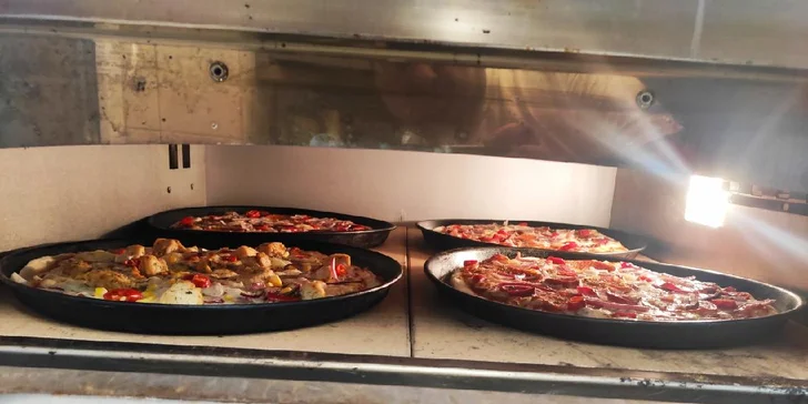 Jedna nebo dvě pizzy podle výběru z 22 druhů, možnost odnosu s sebou