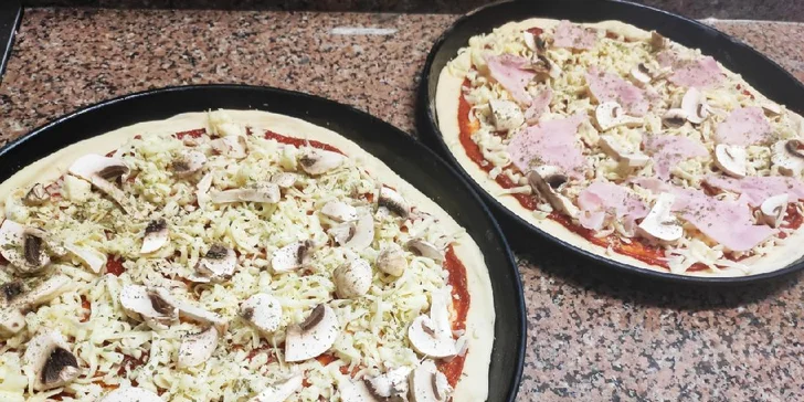 Jedna nebo dvě pizzy podle výběru z 22 druhů, možnost odnosu s sebou