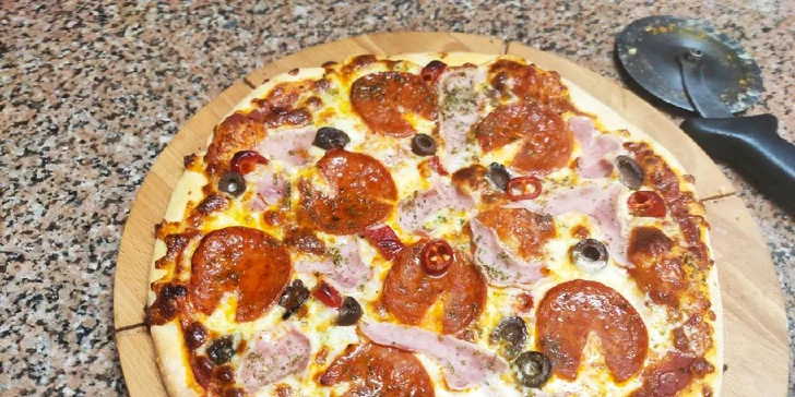 Jedna nebo dvě pizzy podle výběru z 22 druhů, možnost odnosu s sebou