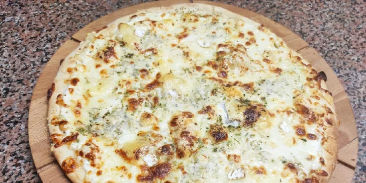 Jedna nebo dvě pizzy podle výběru z 22 druhů, možnost odnosu s sebou
