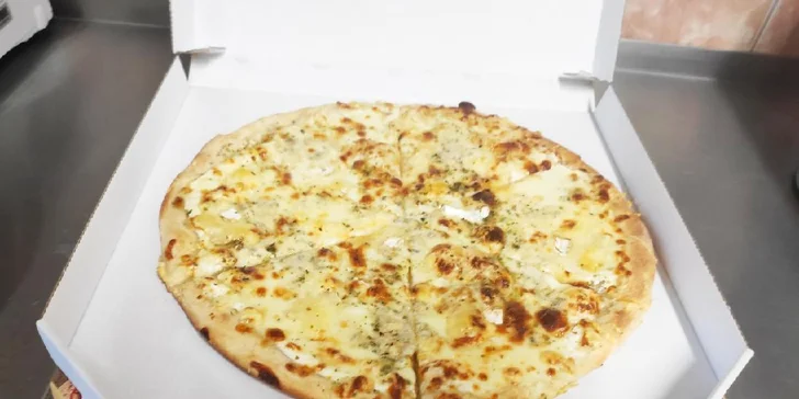 Jedna nebo dvě pizzy podle výběru z 22 druhů, možnost odnosu s sebou