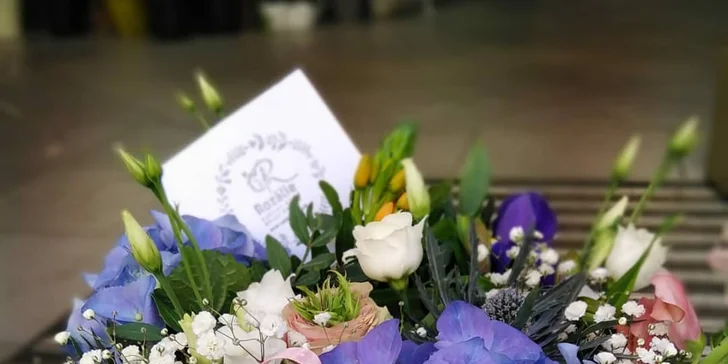 Květinový box se stuhou a přáníčkem: růže nebo mix květin, rozvoz po Budějovicích