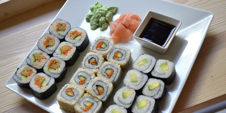 Šťavnatá pochoutka nejen pro vegany: 16 nebo 30 ks sushi se zeleninou