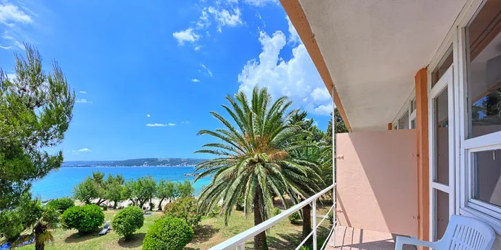 7 nocí all inclusive mezi Splitem a Trogirem: pokoje či bungalovy 100 metrů od moře, nápoje celý den