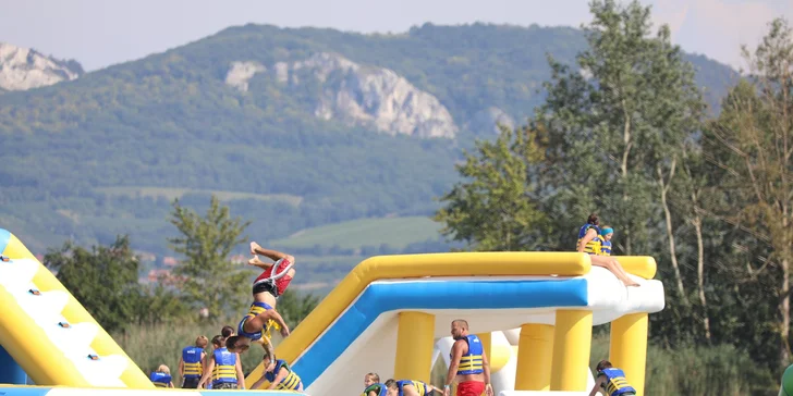 Vstupenka na vodní skákadla: trampolíny, prolézačky i vodní válec
