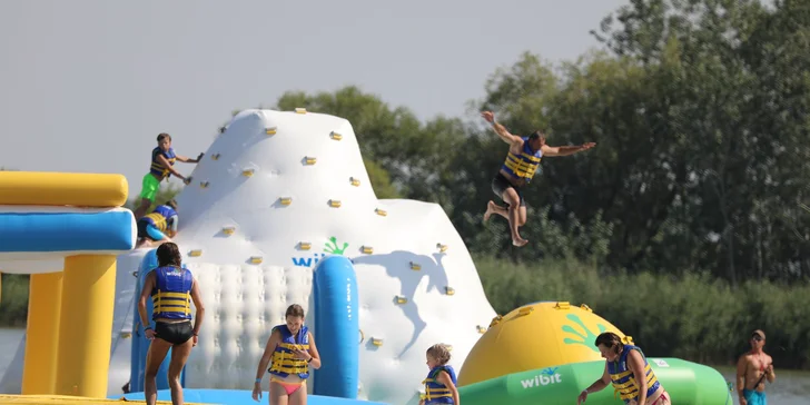 Vstupenka na vodní skákadla: trampolíny, prolézačky i vodní válec