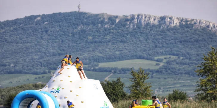 Vstupenka na vodní skákadla: trampolíny, prolézačky i vodní válec