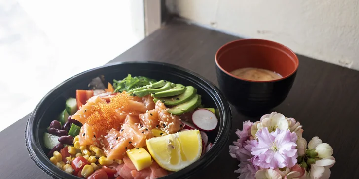 Asie s sebou: poke bowl s rybou či krevetami a dim sum knedlíčky pro 1 nebo 2 osoby