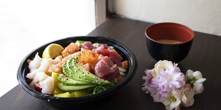 Asie s sebou: poke bowl s rybou či krevetami a dim sum knedlíčky pro 1 nebo 2 osoby
