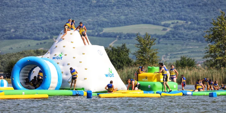 Vstupenka na vodní skákadla: trampolíny, prolézačky i vodní válec