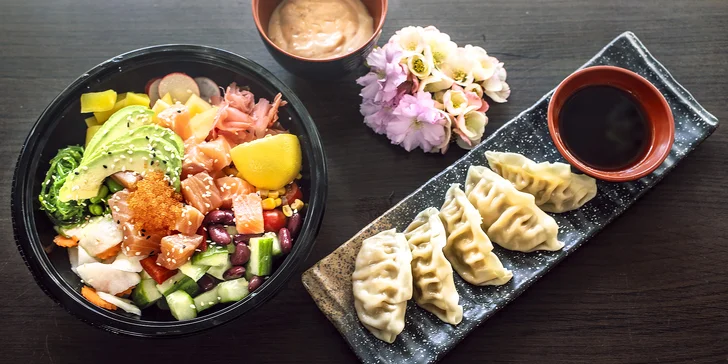 Asie s sebou: poke bowl s rybou či krevetami a dim sum knedlíčky pro 1 nebo 2 osoby