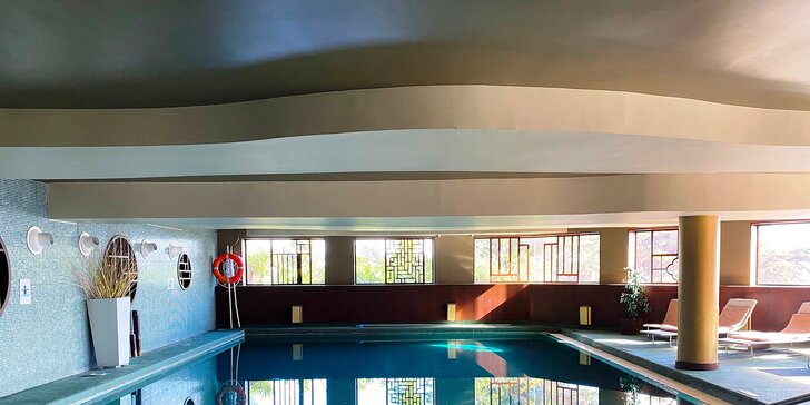 Madeira letecky: 4* hotel v letovisku Caniço de Baixo s velkým bazénem