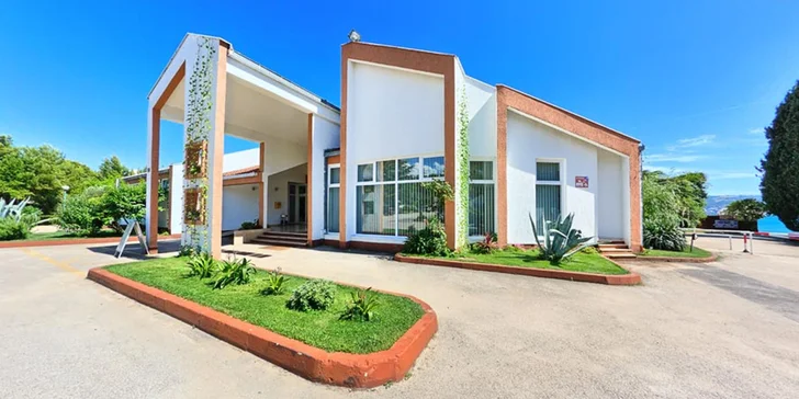 7 nocí all inclusive mezi Splitem a Trogirem: pokoje či bungalovy 100 metrů od moře, nápoje celý den