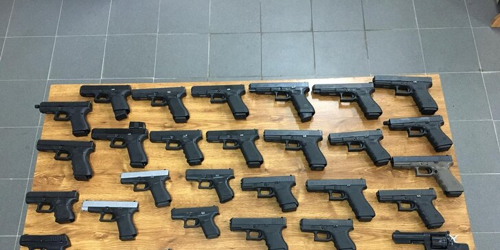 Střelecké balíčky pro 1 i 2 osoby: až 10 zbraní a 51 nábojů, pistole, brokovnice, samopaly i pušky