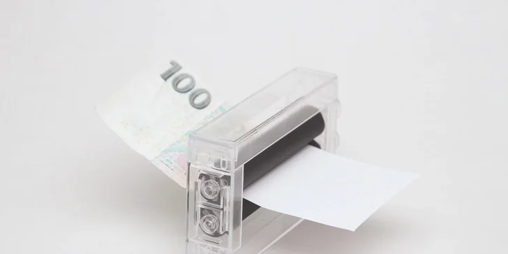 Online kurzy kouzel s rekvizitami či bez nich: uhádnutí karet, zmizení sirky i tiskárna na bankovky