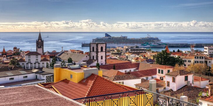 Letecky na Madeiru: 3* hotel v centru Funchalu se snídaní a střešní terasou