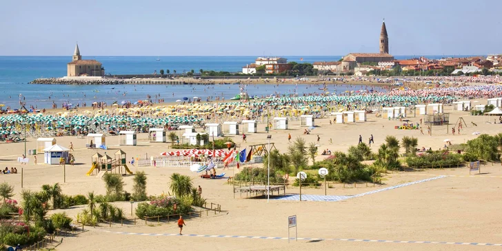 Italské letovisko Caorle: 4* hotel 80 metrů od pláže, se snídaní, bazénem a dětským hřištěm