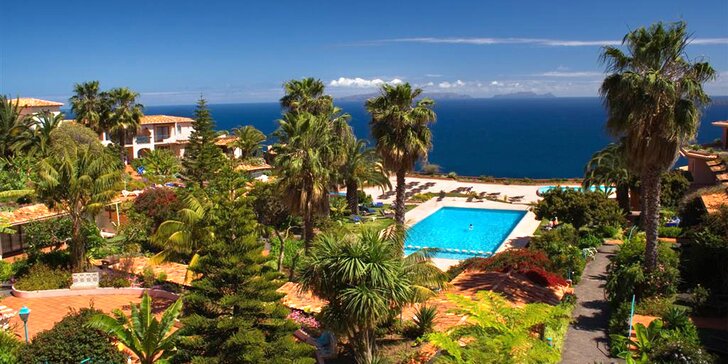 Madeira letecky: 4* hotel v letovisku Caniço de Baixo s velkým bazénem