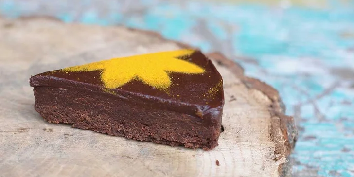 8 různých kousků raw dortu v jednom: ananas, brownies, vanilka i jahoda