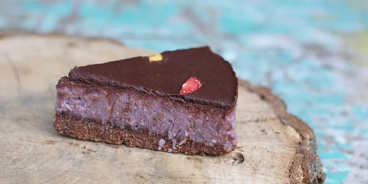 8 různých kousků raw dortu v jednom: ananas, brownies, vanilka i jahoda