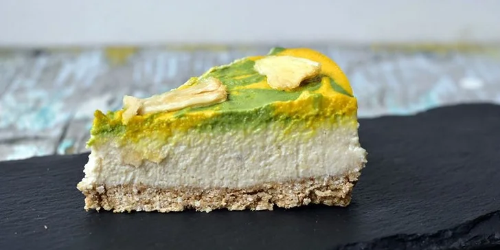 8 různých kousků raw dortu v jednom: ananas, brownies, vanilka i jahoda