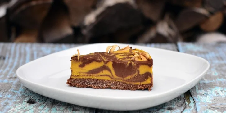 8 různých kousků raw dortu v jednom: ananas, brownies, vanilka i jahoda