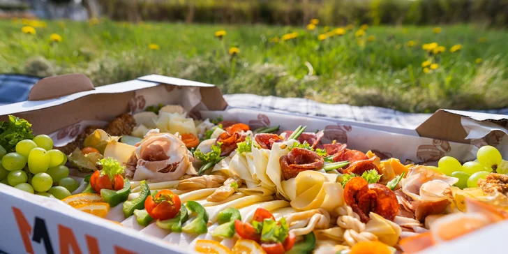 Dobroty na piknik vč. rozvozu: sendviče, bagely, saláty, dezerty i džusy až pro 8 osob