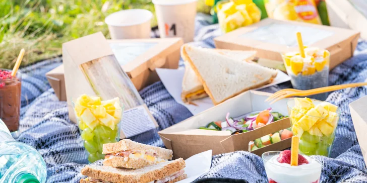 Dobroty na piknik vč. rozvozu: sendviče, bagely, saláty, dezerty i džusy až pro 8 osob