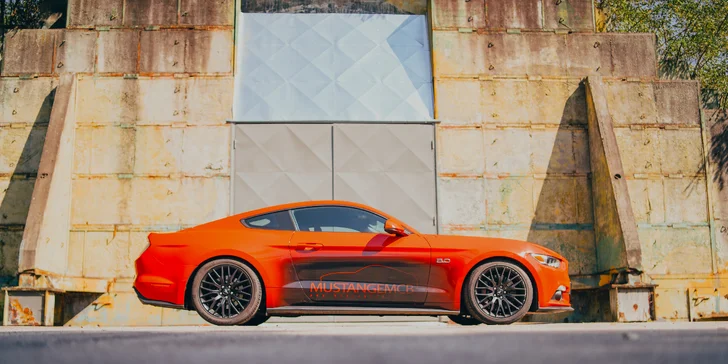 Zkroťte 900 koní: jízda ve Fordu Mustang GT Roush či pronájem až na 24 hodin