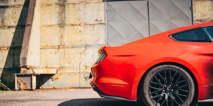 Zkroťte 900 koní: jízda ve Fordu Mustang GT Roush či pronájem až na 24 hodin