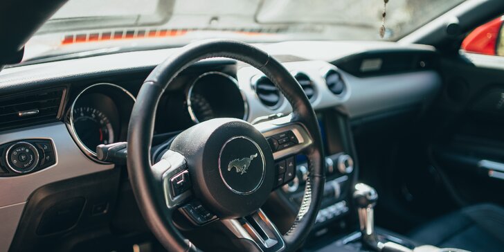 Zkroťte 900 koní: jízda ve Fordu Mustang GT Roush či pronájem až na 24 hodin