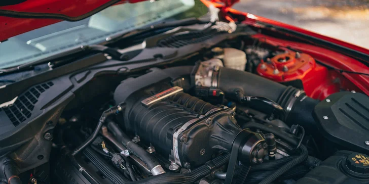 Zkroťte 900 koní: jízda ve Fordu Mustang GT Roush či pronájem až na 24 hodin