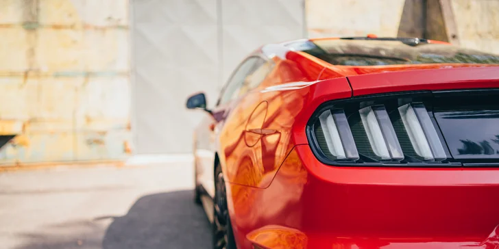 Zkroťte 900 koní: jízda ve Fordu Mustang GT Roush či pronájem až na 24 hodin
