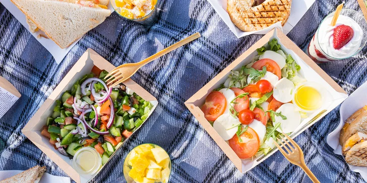 Dobroty na piknik vč. rozvozu: sendviče, bagely, saláty, dezerty i džusy až pro 8 osob