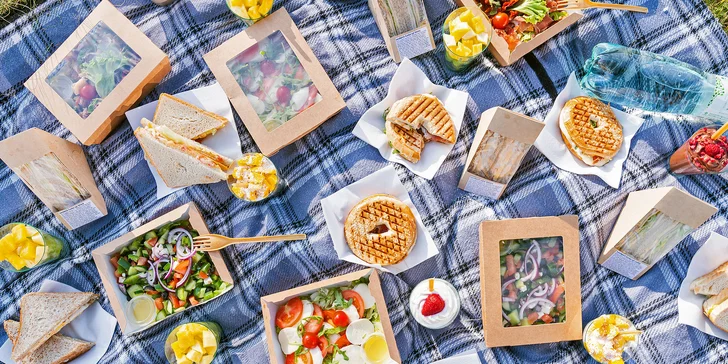 Dobroty na piknik vč. rozvozu: sendviče, bagely, saláty, dezerty i džusy až pro 8 osob