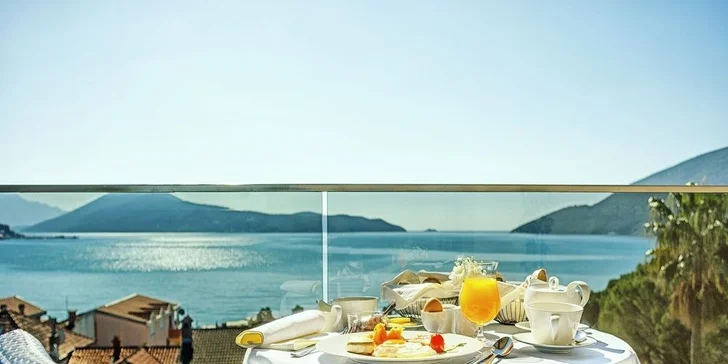 Léto v Černé Hoře: 4* hotel přímo u pláže, s bazénem, wellness a snídaní
