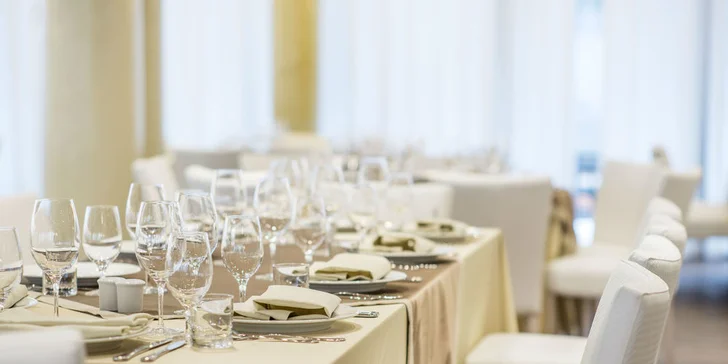 Léto v Černé Hoře: 4* hotel přímo u pláže, s bazénem, wellness a snídaní