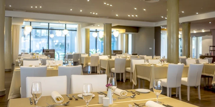 Léto v Černé Hoře: 4* hotel přímo u pláže, s bazénem, wellness a snídaní