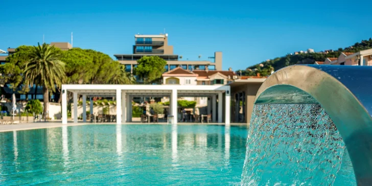 Léto v Černé Hoře: 4* hotel přímo u pláže, s bazénem, wellness a snídaní