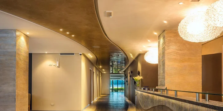 Léto v Černé Hoře: 4* hotel přímo u pláže, s bazénem, wellness a snídaní