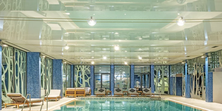 Léto v Černé Hoře: 4* hotel přímo u pláže, s bazénem, wellness a snídaní