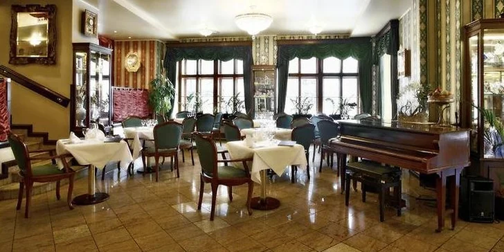 Dva náramné dorty s kávou nebo čajem v romantickém Café Mozart