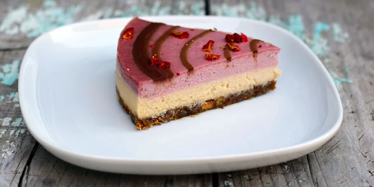 8 různých kousků raw dortu v jednom: ananas, brownies, vanilka i jahoda