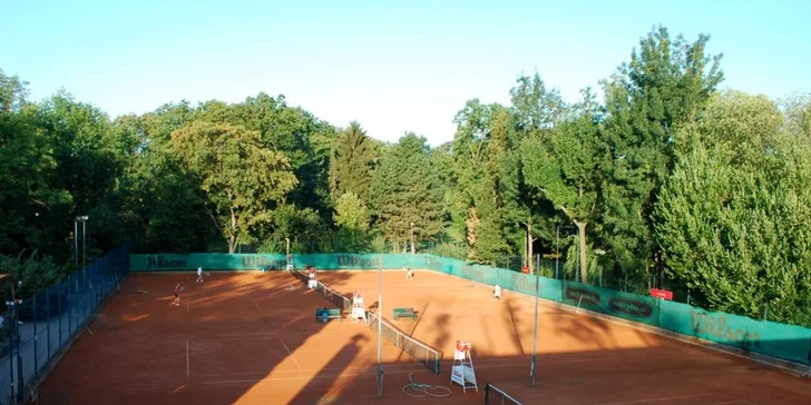 Pronájem tenisového kurtu v Lužánkách až pro 4 osoby: 2x nebo 5x 60 minut