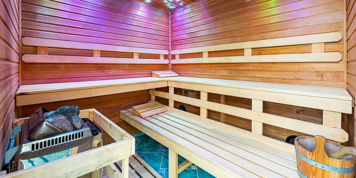Privátní wellness pro pár: 80 min. relaxu v sauně a perličkové vaně i s nápoji