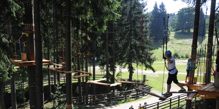 90 min. v Lanovém parku Bedřichov: 3 okruhy, překážky 2–9 metrů nad zemí, obtížnost pro děti i dospělé
