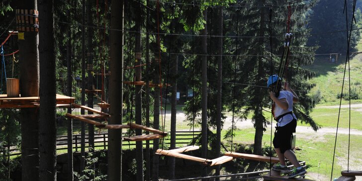 90 min. v Lanovém parku Bedřichov: 3 okruhy, překážky 2–9 metrů nad zemí, obtížnost pro děti i dospělé