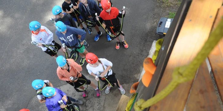 90 min. v Lanovém parku Bedřichov: 3 okruhy, překážky 2–9 metrů nad zemí, obtížnost pro děti i dospělé